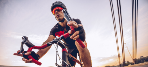 cycliste sur route avec équipement rouge