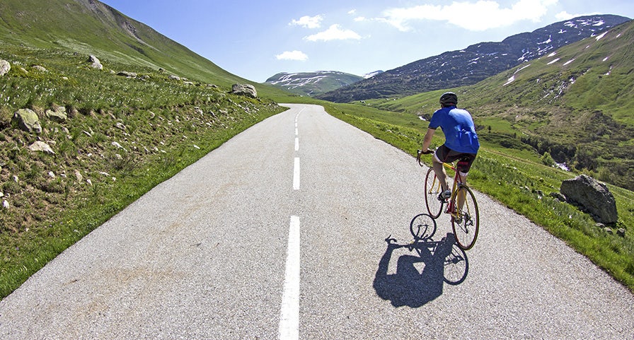 Cycliste de dos en montage