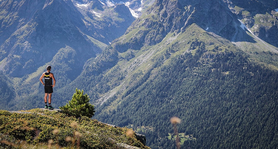 Trailer à l'arrêt face à la montagne