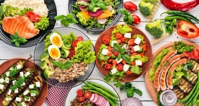 plats de crudités, légumes grillés, riz, oeufs, viandes blanches, poissons