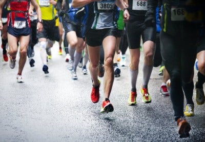 groupe de marathoniens sur route