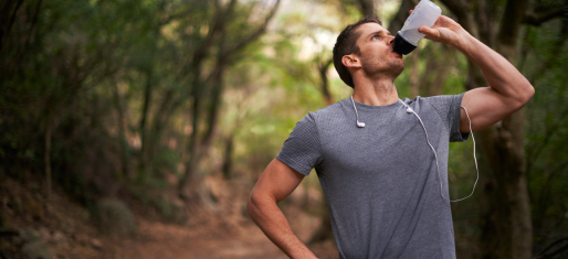 Homme qui bois de l'eau dans la foret