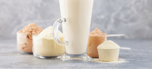 Verre de protéine avec différentes whey en poudre