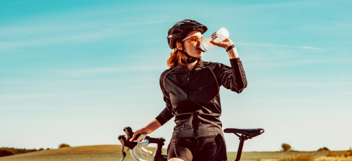 Cycliste femme qui s'hydrate lors d'une balade
