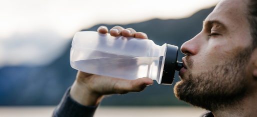 Homme qui s'hydrate avec un bison